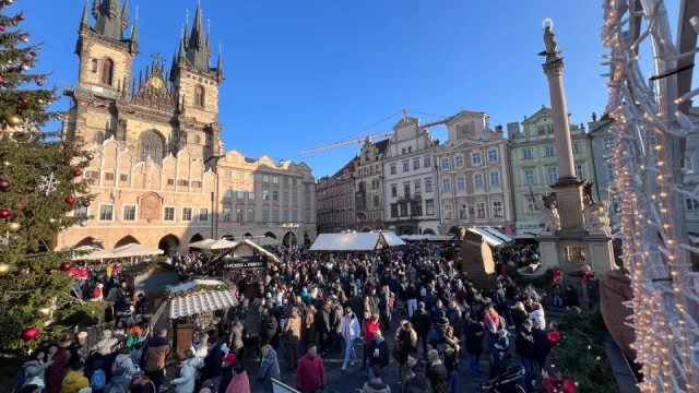 Svařák za 100 Kč, langoš za 220 Kč a davy lidí k tomu. Na Staroměstském náměstí začaly vánoční trhy