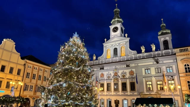 Adventní trhy v Českých Budějovicích lákají na kluziště kolem kašny. Nechybí ani kolotoč a dobroty