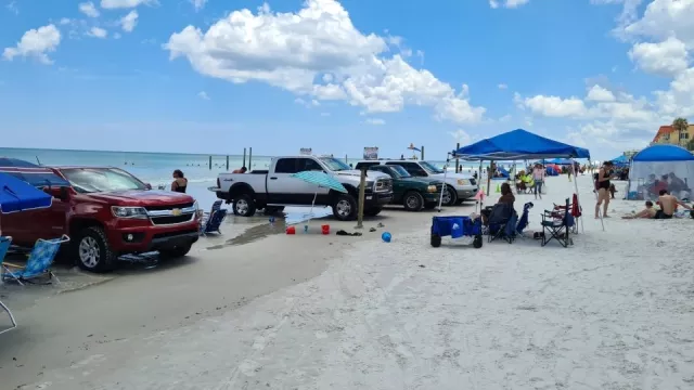 Místo krabů zde potkáte auta. Daytona Beach je unikátní pláž, po které můžete jezdit autem