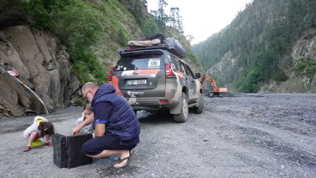 Probíhá oprava silnice, dál není možné jet. Tak jsme kempovali na stavbě