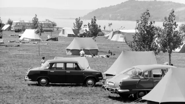 Škoda 1000 MB, Tatra, „áčko“, nafukovací matrace, přecpané kempy... Takhle se kempovalo v minulosti