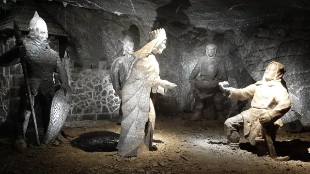 Wieliczka: Důl jak z Pána prstenů nabízí 300 kilometrů chodeb a 3000 komor pokrytých solí