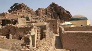 Berberskou vesnici Zriba v Tunisku turisté zatím neobjevili. Je opuštěná a leží na úžasném místě