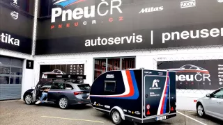 01 A ještě do pneuservisu, kde nám ten minikaravan