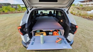 Nová Dacia Duster nabízí spaní v autě. Dvoumetrová postel je k dispozici za dvě minuty a za 39 tisíc