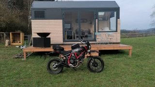 Malý motovýlet do ještě menšího domku aneb přes šumavský tiny house na rozhlednu Boubín a zpět