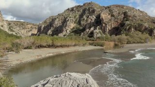Fotr na Krétě navštívil unikátní pláž. Do moře se tu vlévá řeka a najdete zde také kamenné srdce