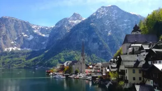 Jeho krása je prokletím, míří tam davy turistů. Máme ale tajný tip, jak vidět Hallstatt bez nich