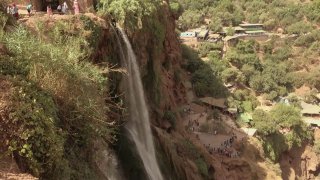 Ouzoud jsou nejkrásnější a největší vodopády Maroka, kde může mít za krkem opici každý cestovatel