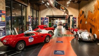 Museo Mille Miglia: Kdybyste tu neslyšeli tikat hodiny, mysleli byste si, že se zde zastavil čas