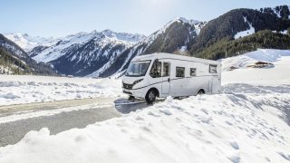 Zimní cestování s obytným vozem: Pozor na zamrzlou vodu, vybité baterie i převoz plynových lahví