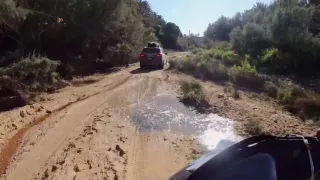 Offroad v korytě řeky a tajemný Zlatý kaňon. Výprava s policejním doprovodem vzala Fotrovi dech