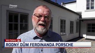 Automobilový génius a jeho dům. Uprostřed pokoje má vítězné auto z 24 hodin Le Mans