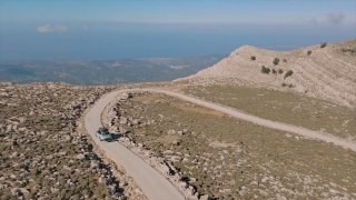 Na nejvyšší bod Rhodosu můžete dojet autem. Z výšky přes 1200 metrů je vidět nejen na Krétu