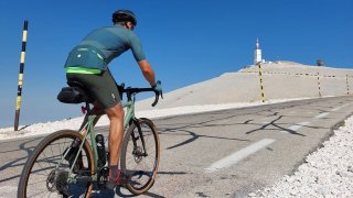 Stoupání měsíční krajinou na vrchol Mont Ventoux prověří nohy i psychiku