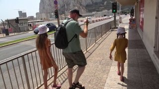 Gibraltar je světovým unikátem. Přechod přes ranvej ale není to jediné, co vás zde potká