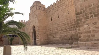 Nejstarší muslimskou památku Ribat najdete v Sousse. Pevnost uchvátí svou zachovalostí